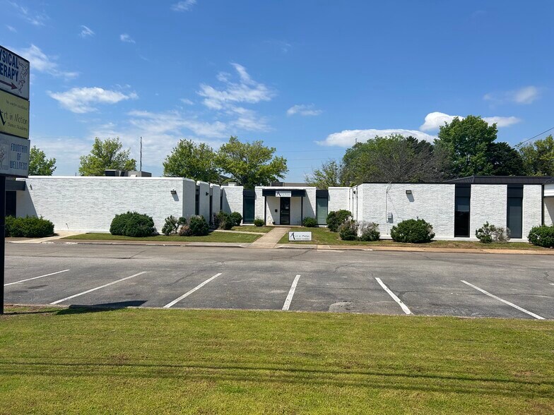 8300 Whitesburg Dr, Huntsville, AL à vendre - Photo de l’immeuble – Image 1 sur 16