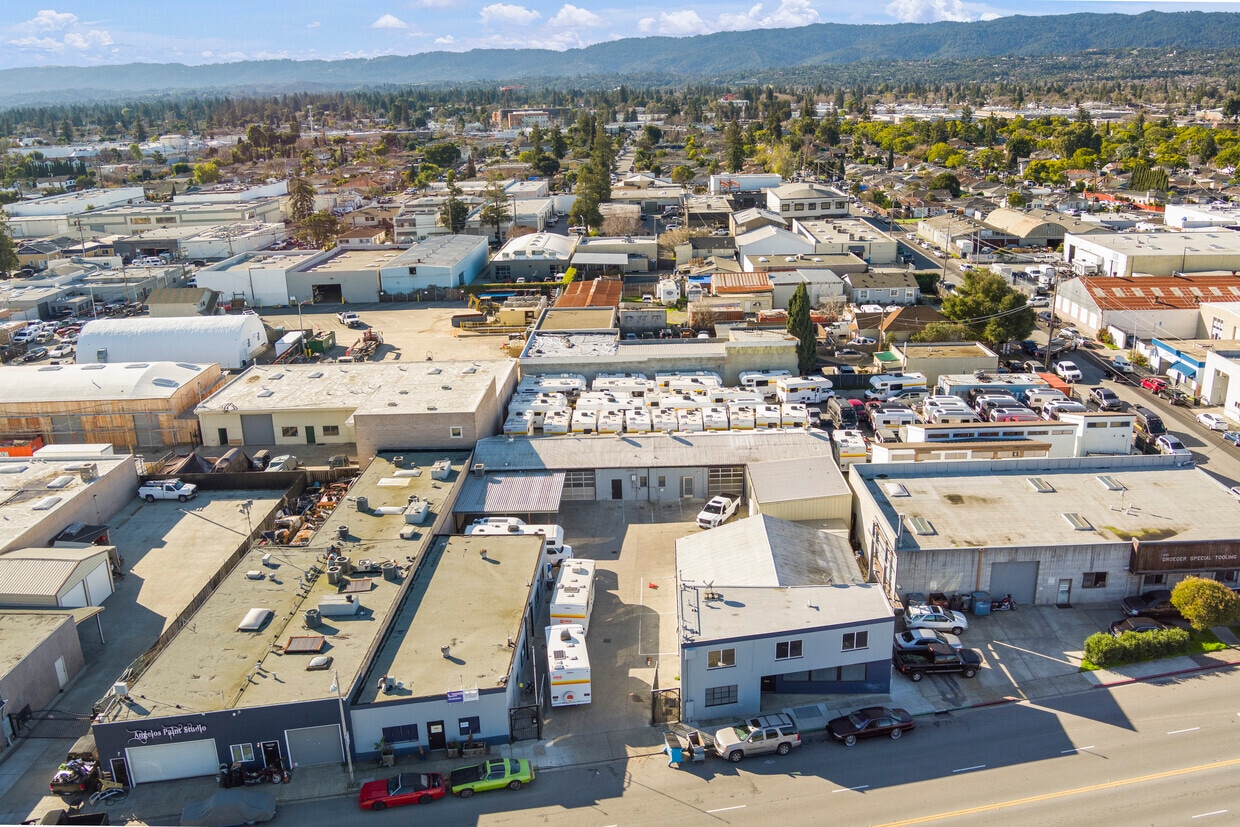 2610-2620 Bay Rd, Redwood City, CA à louer Photo principale– Image 1 sur 4