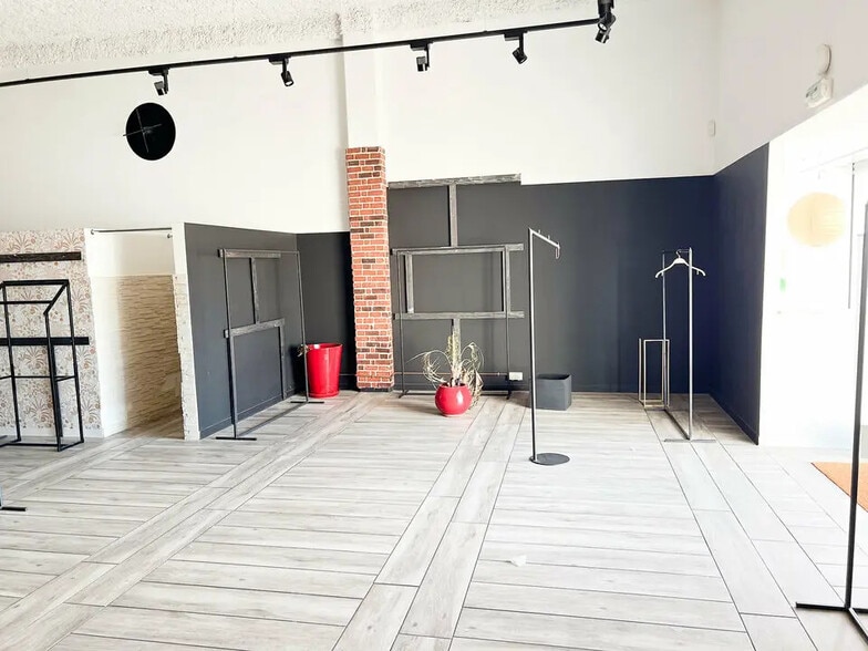 Local commercial dans Vitrolles à louer - Photo de l’immeuble – Image 2 sur 4