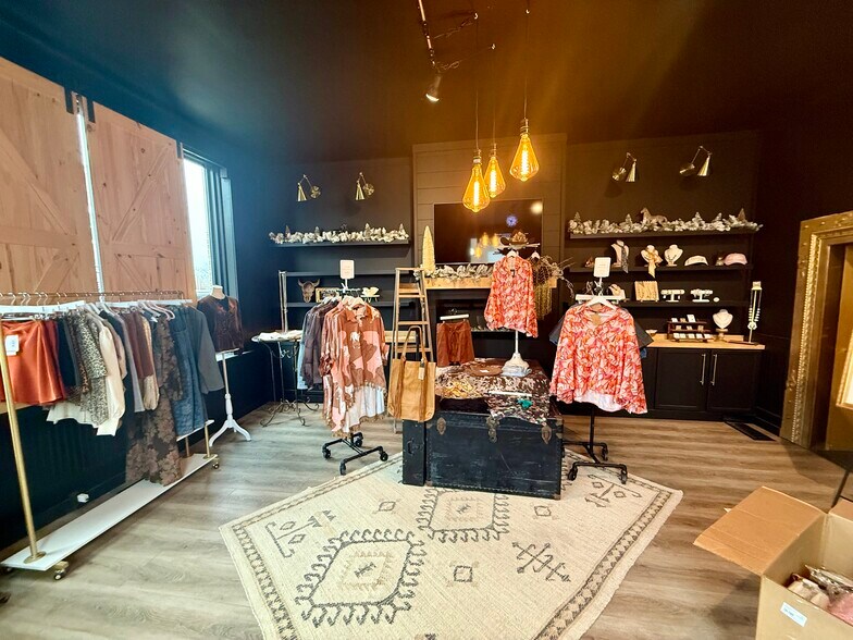 122 E Center St, Le Roy, IL à louer - Photo de l’immeuble – Image 3 sur 10
