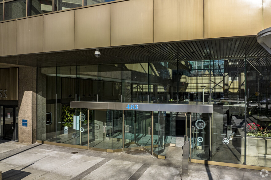 483 Bay St, Toronto, ON à louer - Photo de l’immeuble – Image 2 sur 5