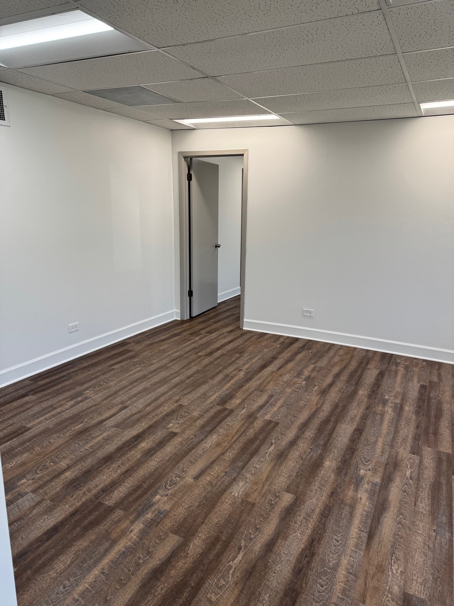 499 Estes Ave, Schaumburg, IL à louer Photo intérieure– Image 1 sur 1