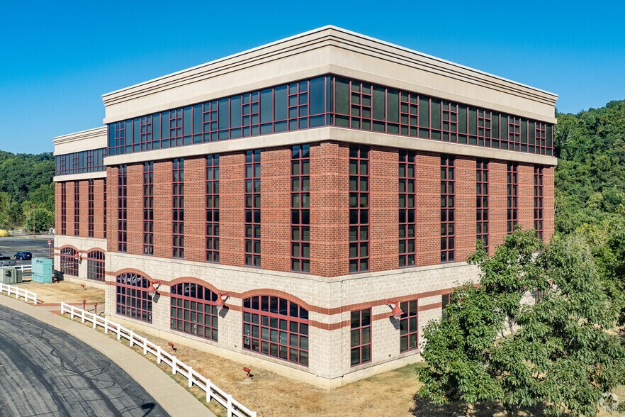 1200 Maronda Way, Monessen, PA à louer - Photo principale – Image 1 sur 4