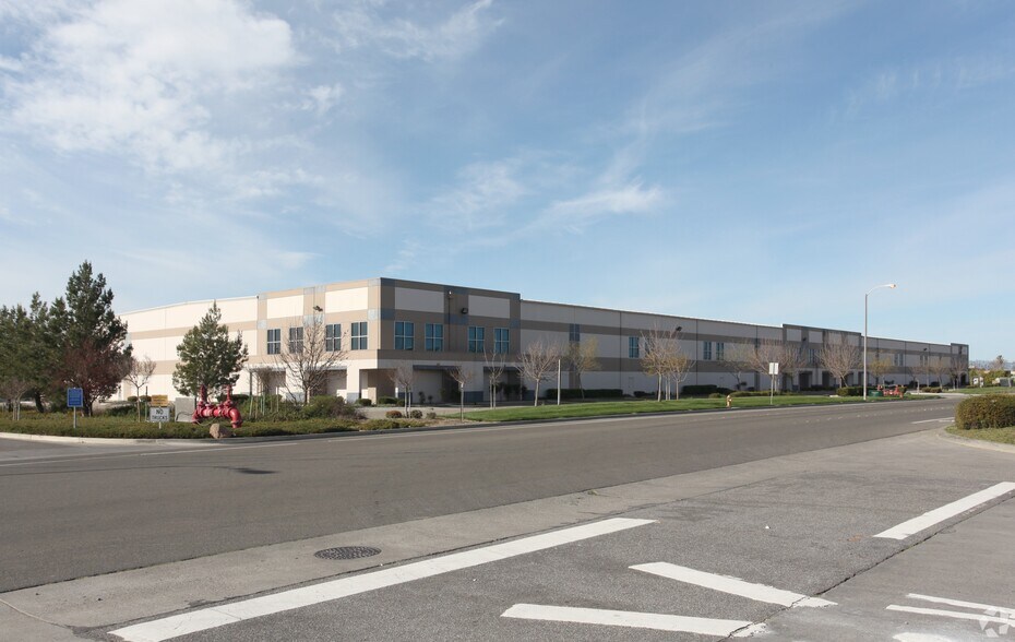 2340 E Main St, Woodland, CA à louer - Photo de l’immeuble – Image 2 sur 3