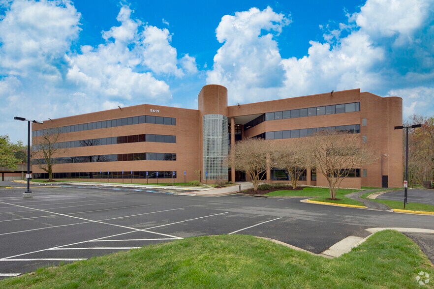 8619 Westwood Center Dr, Vienna, VA à louer - Photo de l’immeuble – Image 1 sur 14