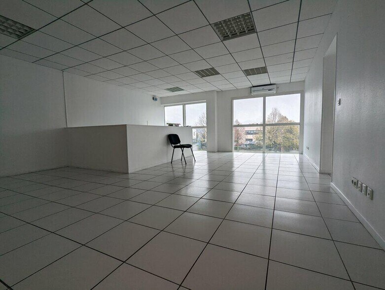 Bureau dans Évreux à louer - Photo de l’immeuble – Image 1 sur 3