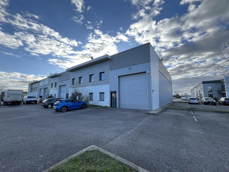 Local d’activités dans Saint-Priest à louer - Photo de l’immeuble – Image 2 sur 21