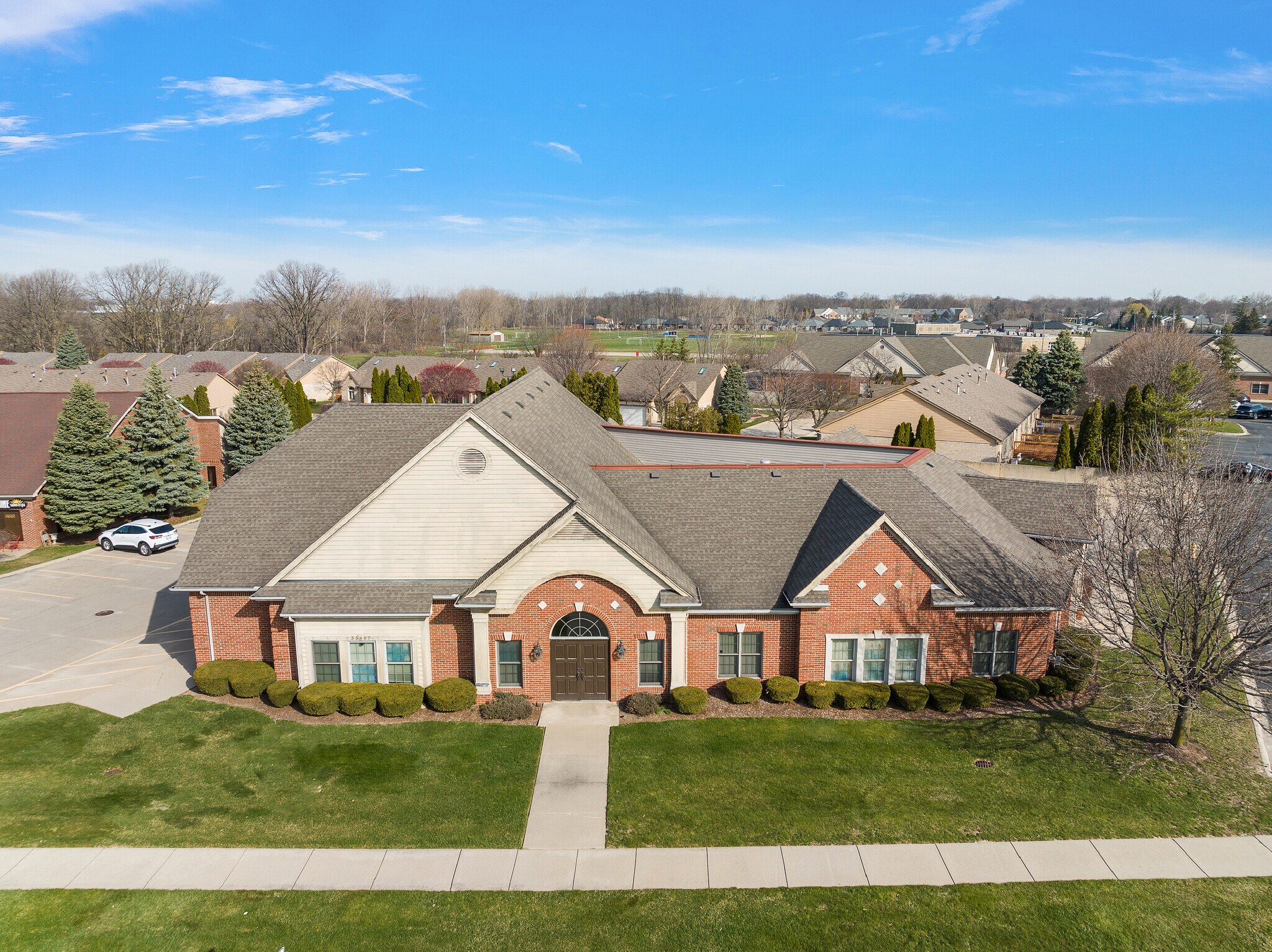 35807 Moravian Rd, Clinton Township, MI à louer Photo de l’immeuble– Image 1 sur 10