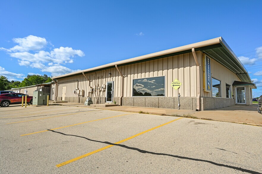 2095 Kerper Blvd, Dubuque, IA à louer - Photo de l’immeuble – Image 2 sur 16