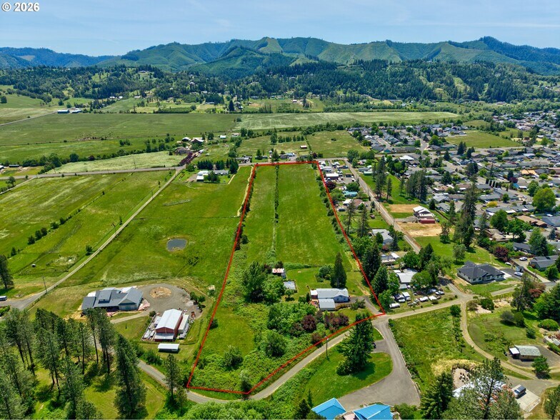 1971 E Sixth Ave, Sutherlin, OR à vendre - Photo de l’immeuble – Image 2 sur 14