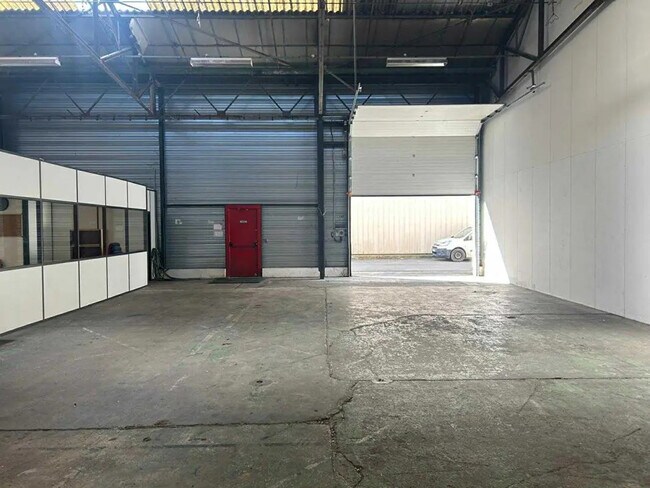 Plus de détails pour Local d'activités à louer