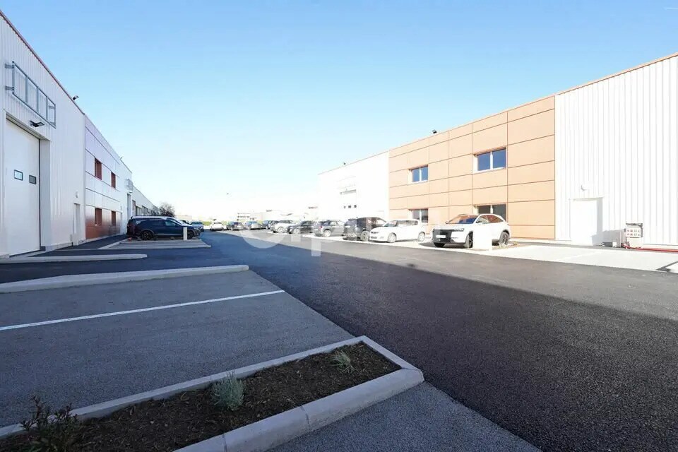 Local d’activités dans Chassieu à louer Photo de l’immeuble– Image 1 sur 4