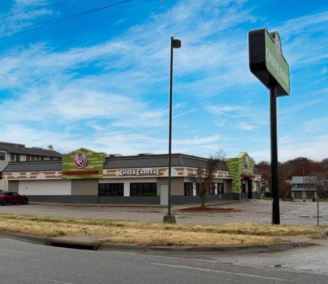 Plus de détails pour 2215 SW Wanamaker Rd, Topeka, KS - Local commercial à vendre