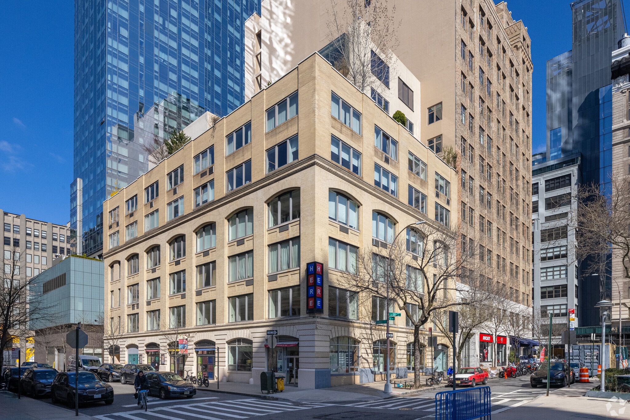 145 6th Ave, New York, NY à vendre Photo de l’immeuble– Image 1 sur 7