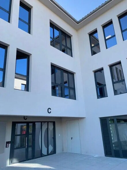 Bureau dans Aubagne à louer - Photo de l’immeuble – Image 2 sur 6