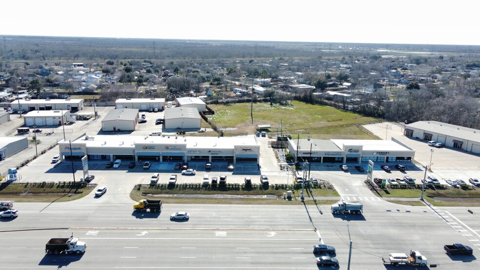 15020-15070 Highway 6, Rosharon, TX à louer - Photo de l’immeuble – Image 3 sur 6