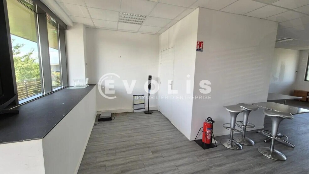 Bureau dans Chanteloup-en-Brie à louer - Photo de l’immeuble – Image 3 sur 4