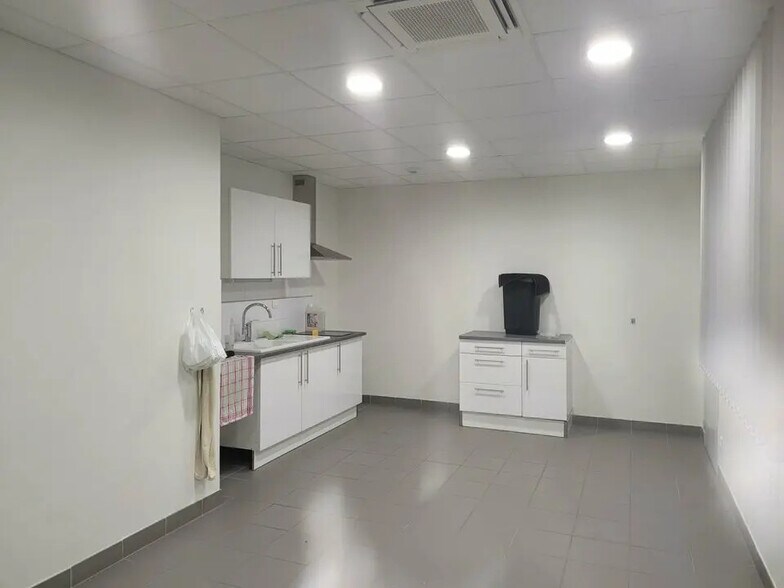 Local d’activités dans Reyrieux à louer - Photo de l’immeuble – Image 2 sur 7