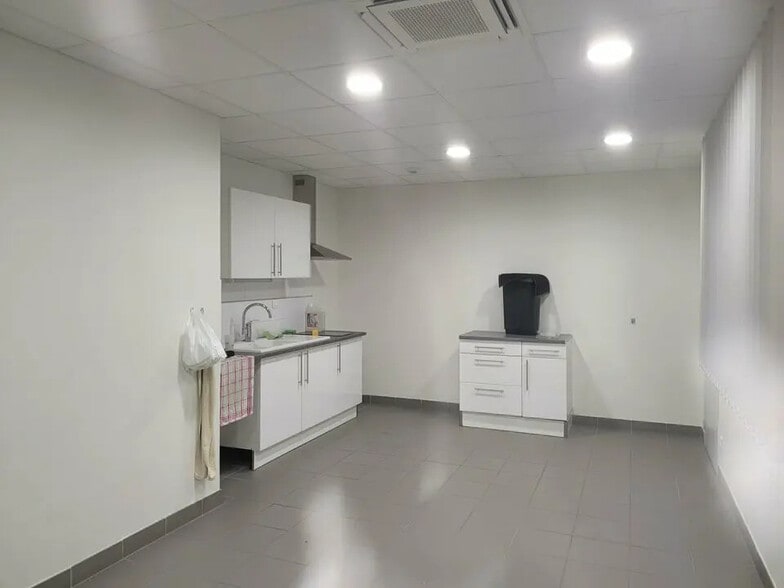 Local d’activités dans Reyrieux à louer - Photo intérieure – Image 2 sur 7