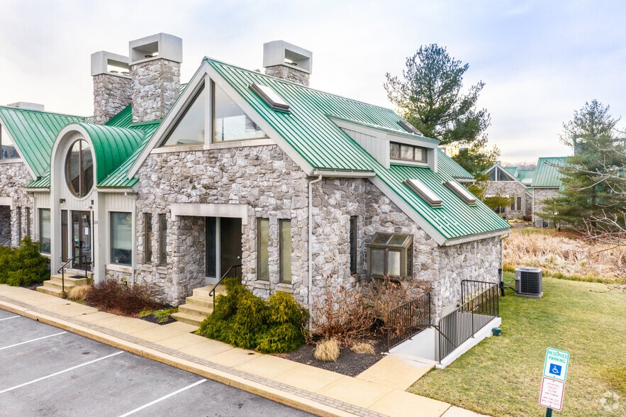 124 John Robert Thomas Dr, Exton, PA à louer - Photo principale – Image 1 sur 28