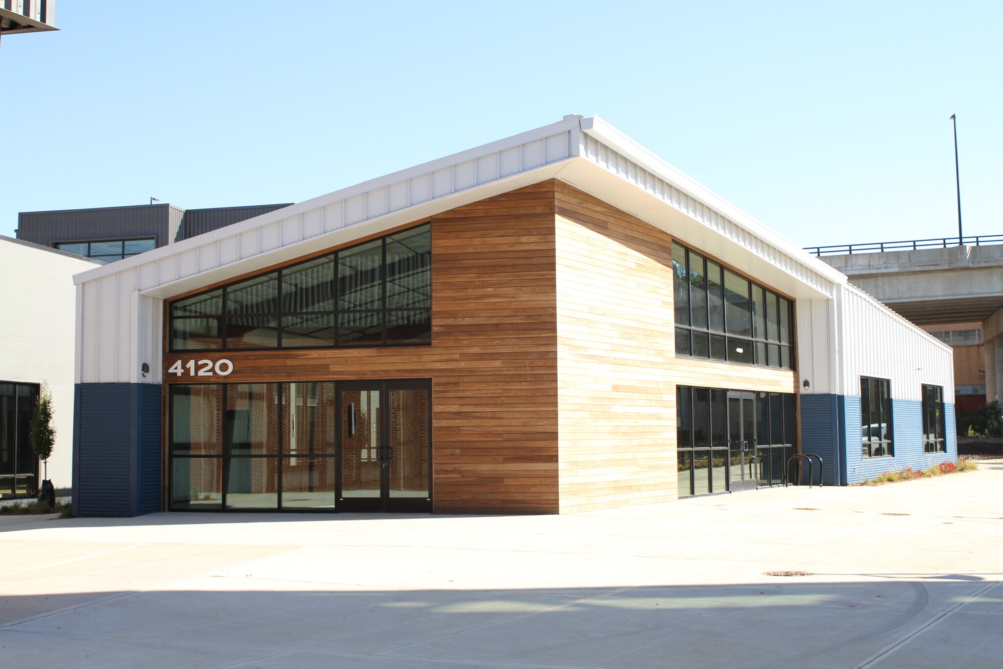 600 E Sugar Creek Rd, Charlotte, NC à louer Photo de l’immeuble– Image 1 sur 2