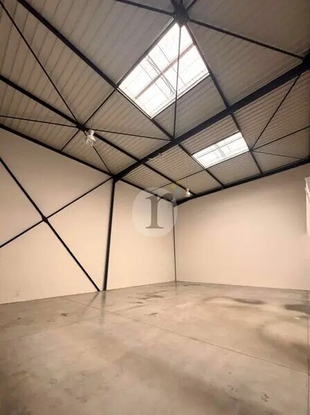 Local d'activités dans Croix à vendre Photo intérieure– Image 1 sur 8