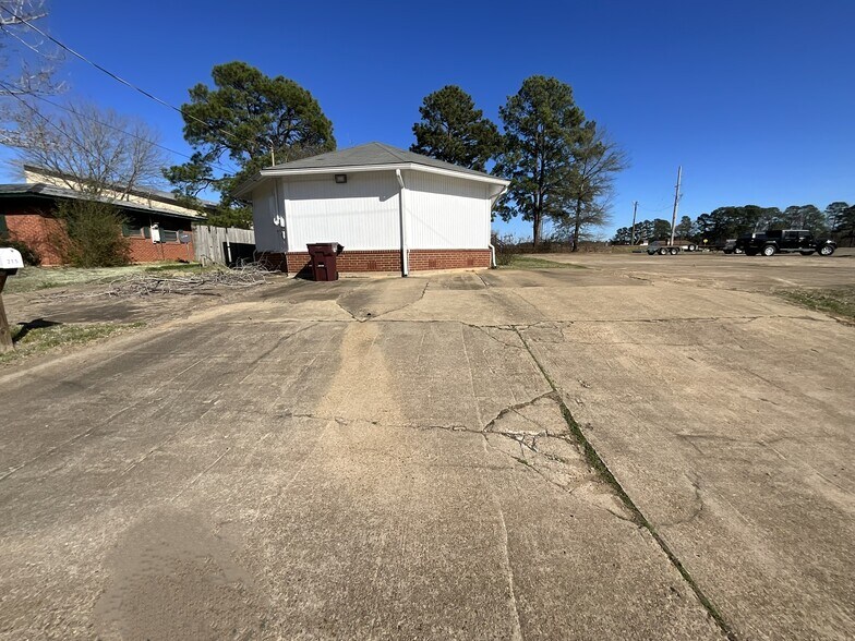 215 N Pinecrest Dr, Atlanta, TX à vendre - Photo de l’immeuble – Image 2 sur 36