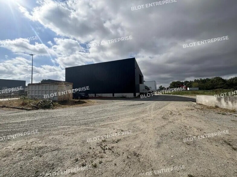 Local d'activités dans Puceul à vendre - Photo de l’immeuble – Image 2 sur 8