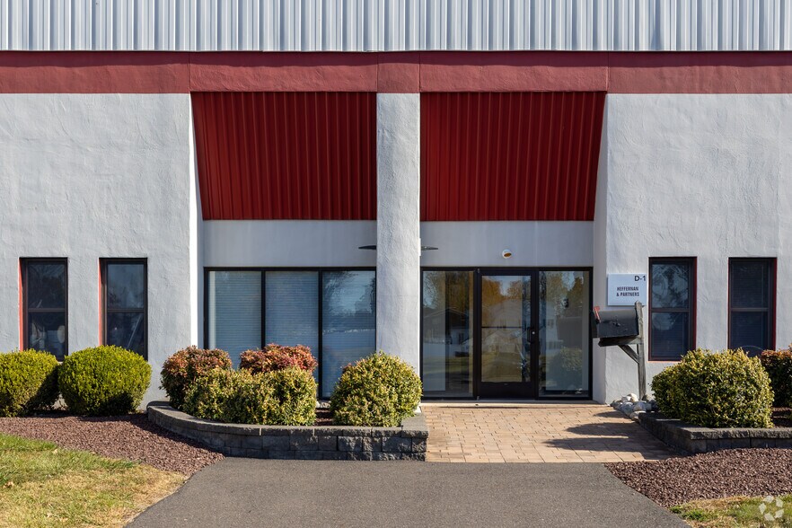 903 Sheehy Dr, Horsham Township, PA à louer - Photo de l’immeuble – Image 3 sur 13