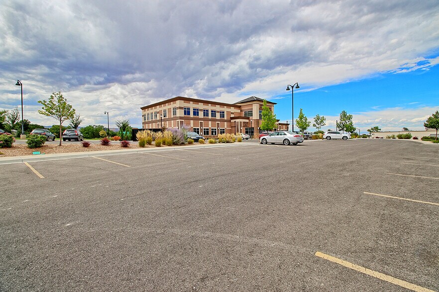 201 W Park Dr, Grand Junction, CO à louer - Photo de l’immeuble – Image 2 sur 14