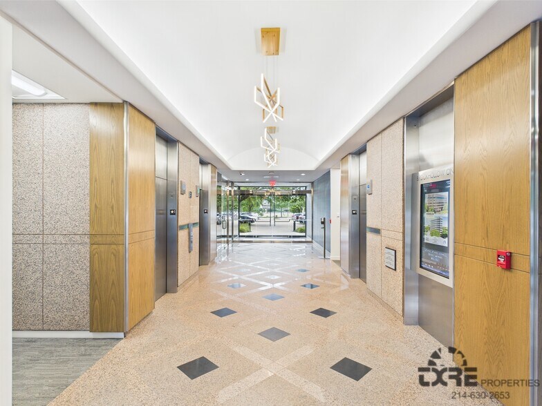2301 E Lamar Blvd, Arlington, TX à louer - Photo de l’immeuble – Image 3 sur 14
