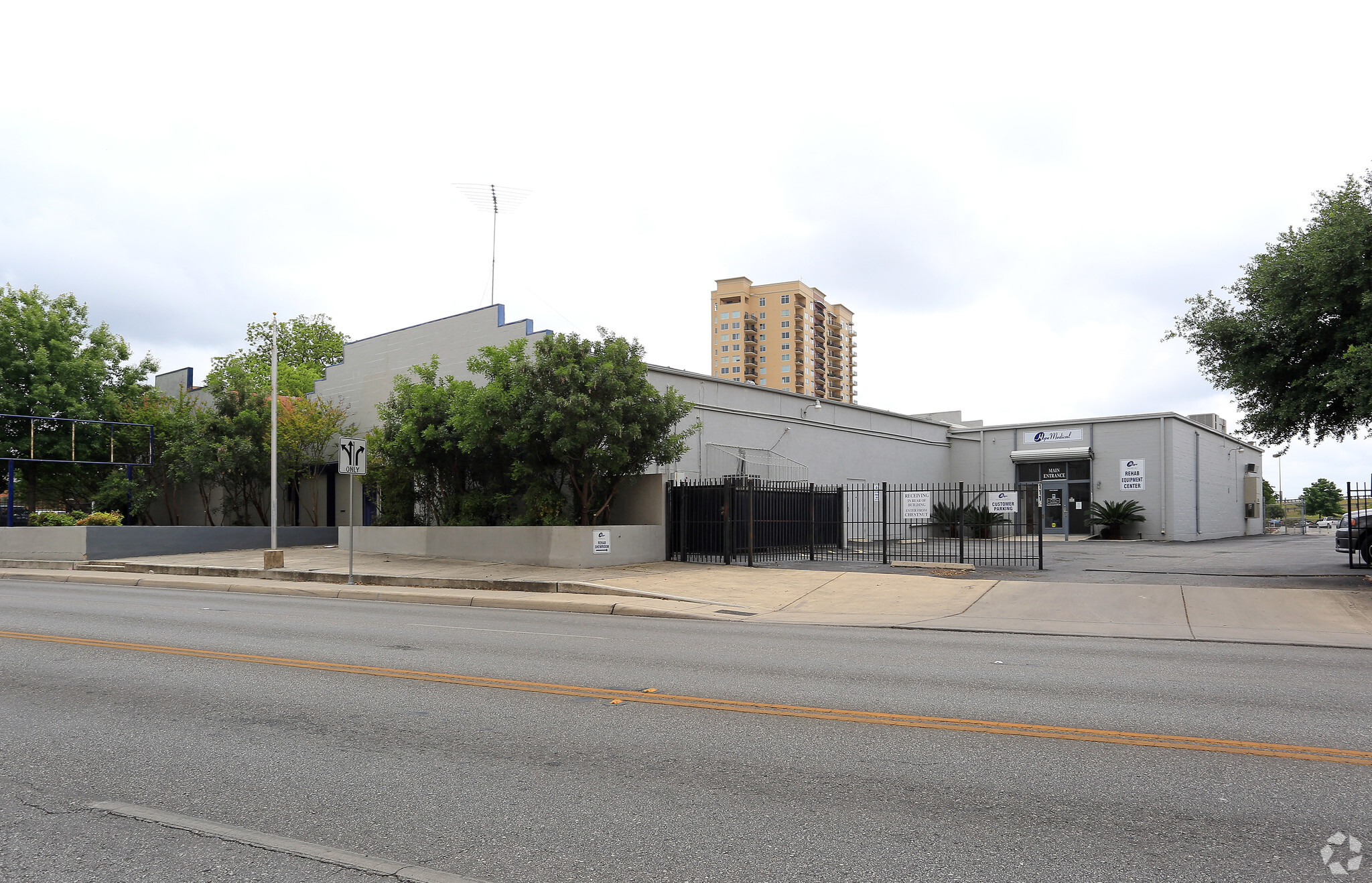 1116-1124 E Houston St, San Antonio, TX à louer Photo principale– Image 1 sur 4