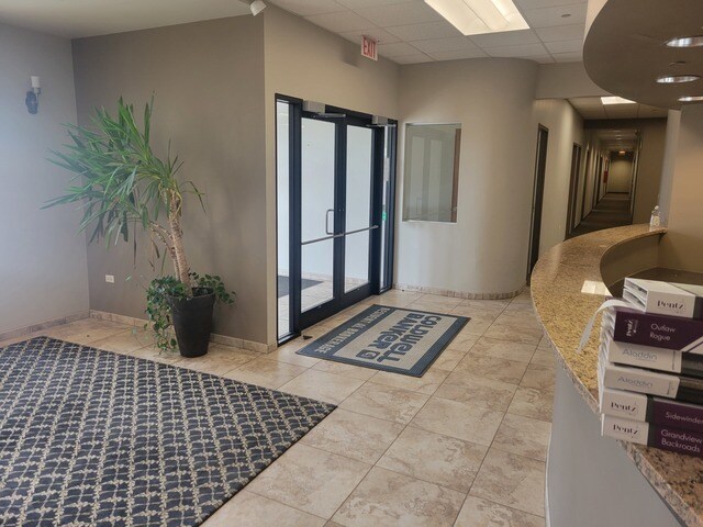6400 N Northwest Hwy, Chicago, IL à louer - Photo de l’immeuble – Image 3 sur 7