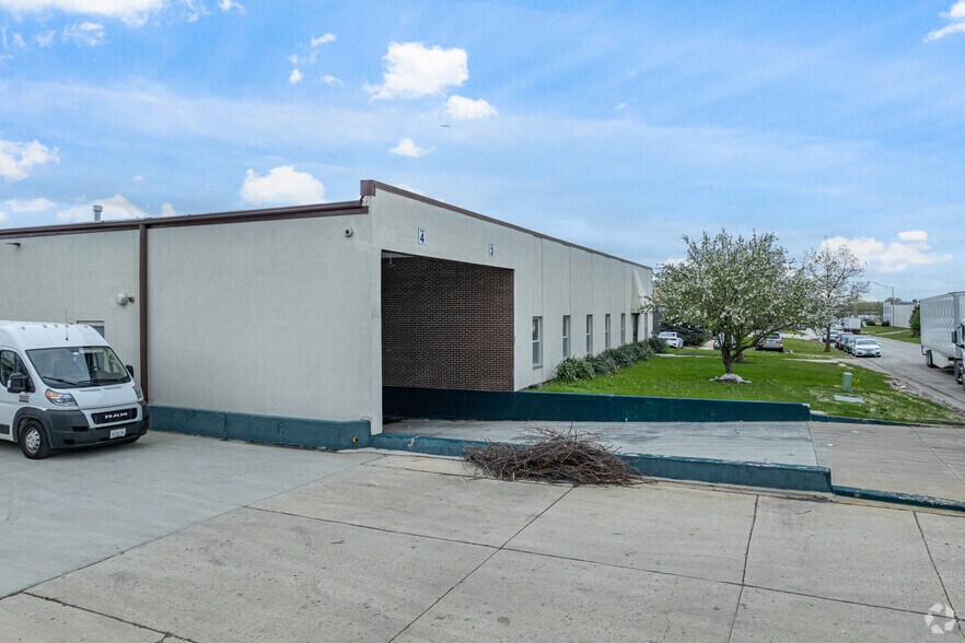 1540-1544 W Wrightwood Ct, Addison, IL à louer - Photo de l’immeuble – Image 3 sur 5
