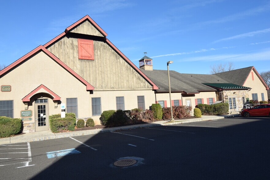 1456 Ferry Rd, Doylestown, PA à vendre - Photo de l’immeuble – Image 2 sur 4