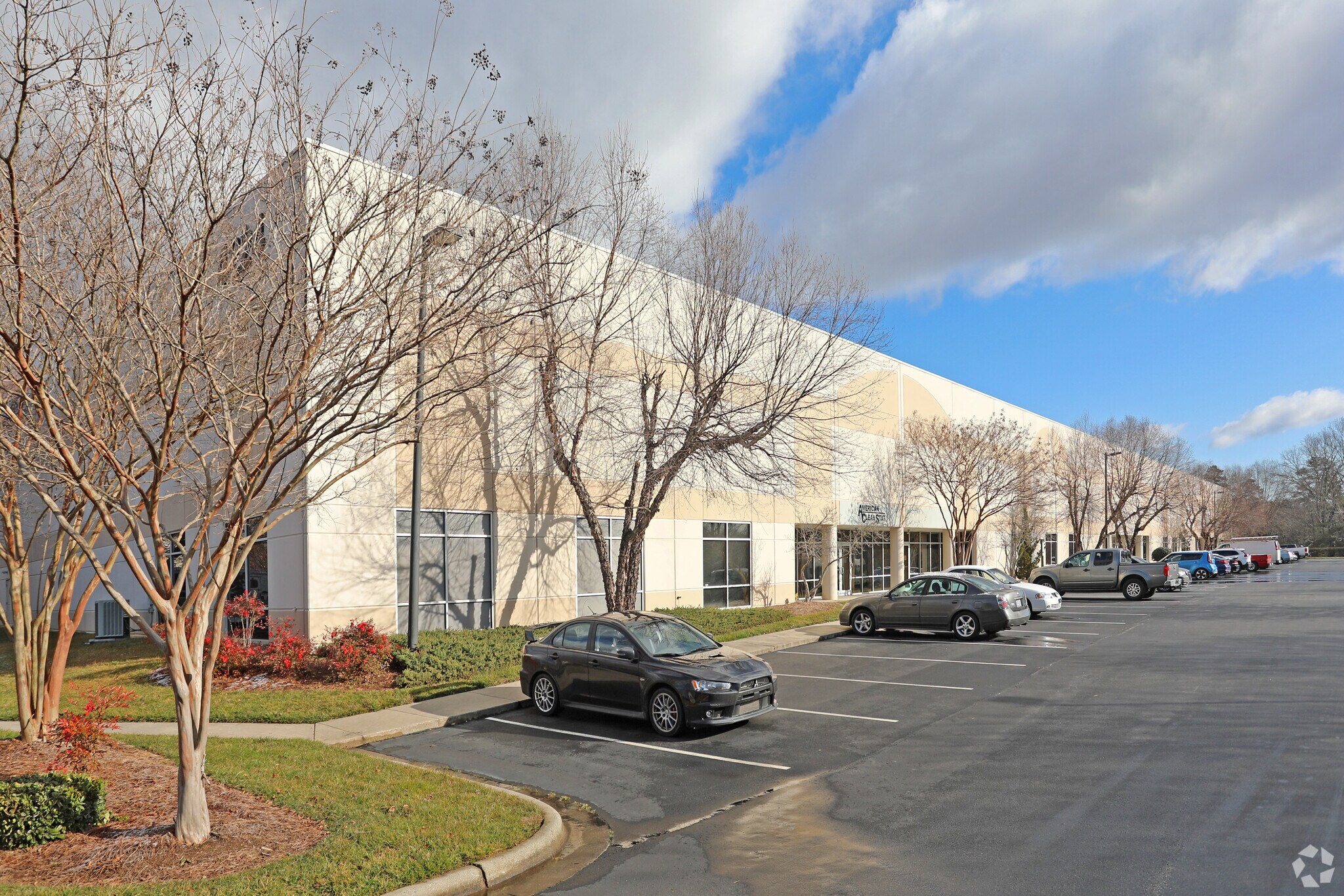 4224 Tudor Ln, Greensboro, NC à louer Photo principale– Image 1 sur 12