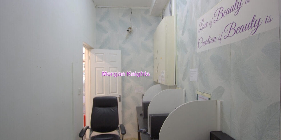 548 Barking Rd, Londres à vendre - Photo de l’immeuble – Image 2 sur 6
