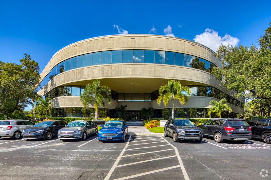 5404 Cypress Center Dr, Tampa, FL à louer - Photo de l’immeuble – Image 1 sur 25