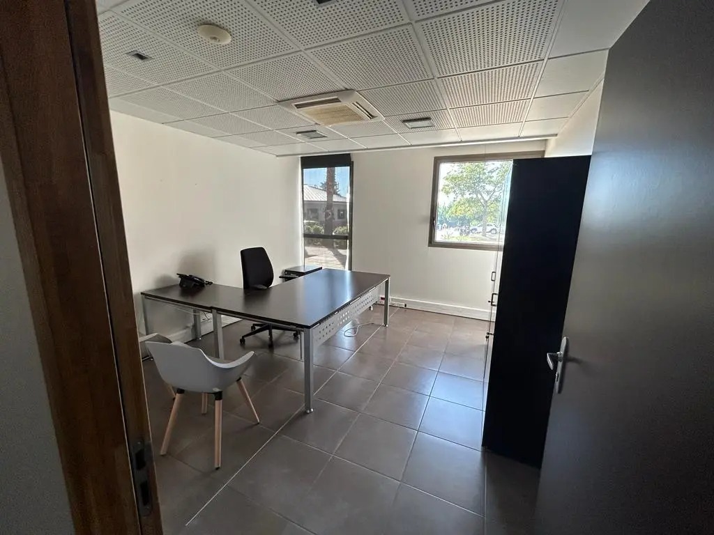 515 Avenue De La Tramontane, La Ciotat, BDR 13600 - Lot Bâtiment C - - Photo intérieure - Image 1 of 9