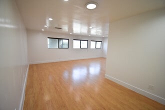 19709 Ventura Blvd, Woodland Hills, CA à vendre Photo intérieure– Image 2 sur 3