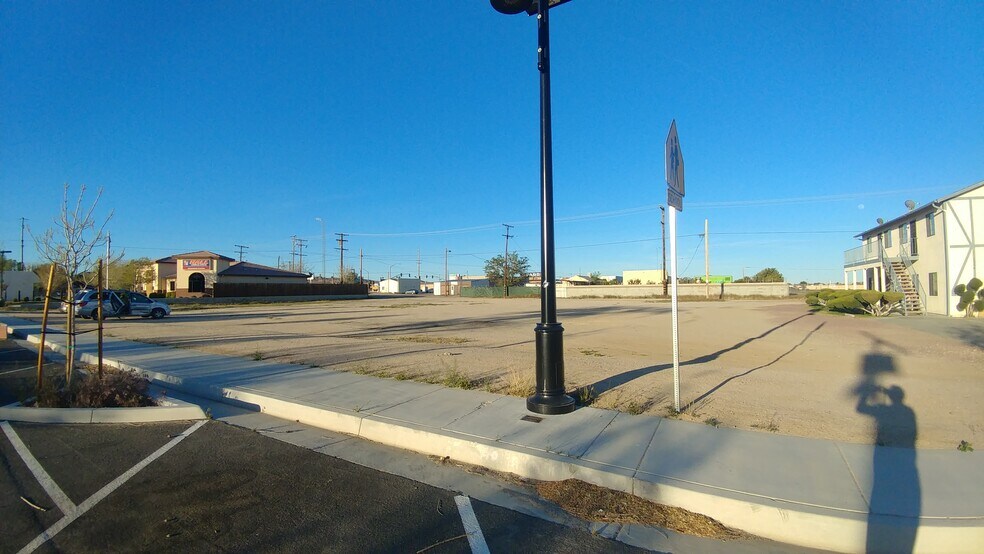 2950 Diamond St, Rosamond, CA à vendre - Photo principale – Image 1 sur 3