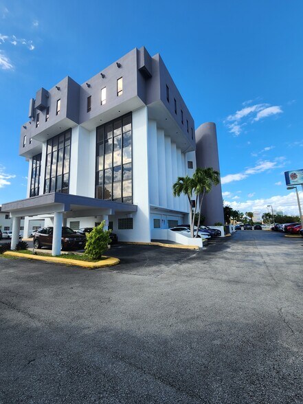 4160 W 16th Ave, Hialeah, FL à louer - Photo de l’immeuble – Image 2 sur 10
