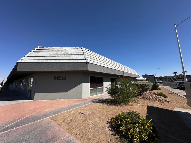 3140 Polaris Ave, Las Vegas, NV à louer - Photo de l’immeuble – Image 3 sur 12