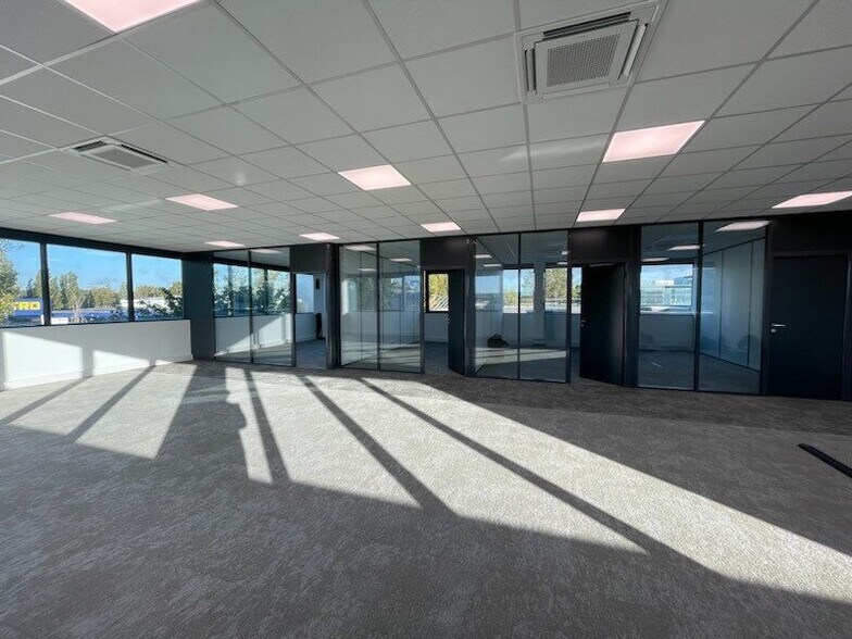 Bureau dans Villeneuve-la-Garenne à louer - Photo de l’immeuble – Image 1 sur 10