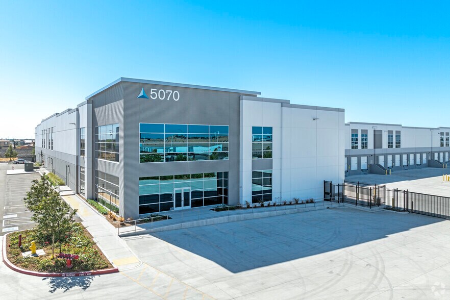 5070 Glacier St, Lathrop, CA à louer - Photo de l’immeuble – Image 3 sur 11