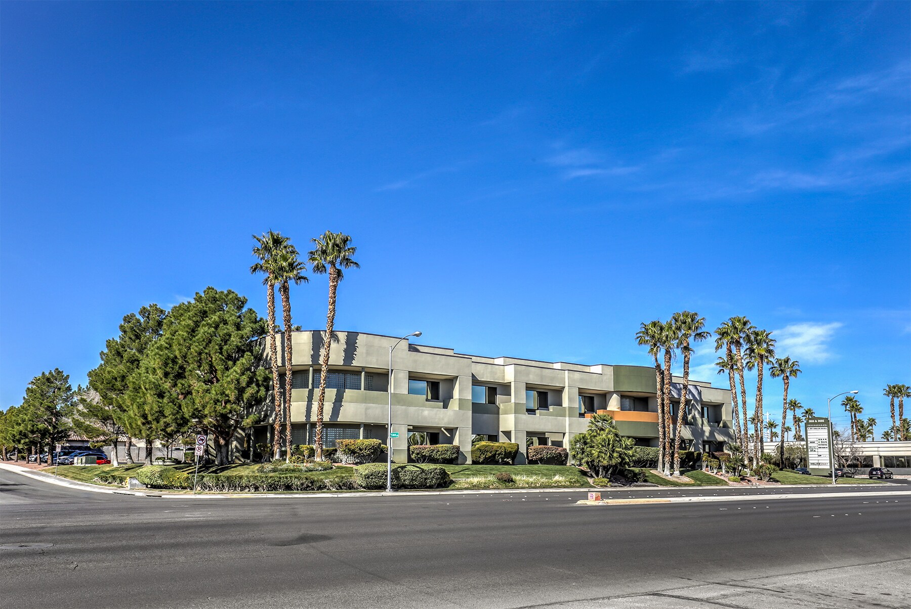 2685 S Rainbow Blvd, Las Vegas, NV à louer Photo principale– Image 1 sur 11