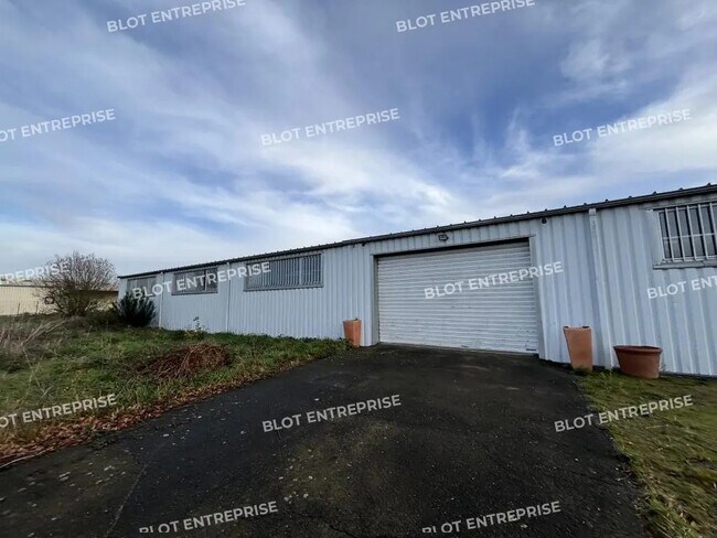 Plus de détails pour 4 Rue De L'Industrie, La Planche - Bureau, Industriel/Logistique à louer