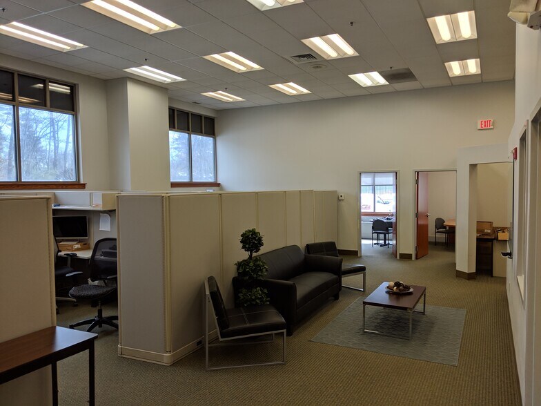 12 Murphy Dr, Nashua, NH à louer - Photo de l’immeuble – Image 3 sur 5