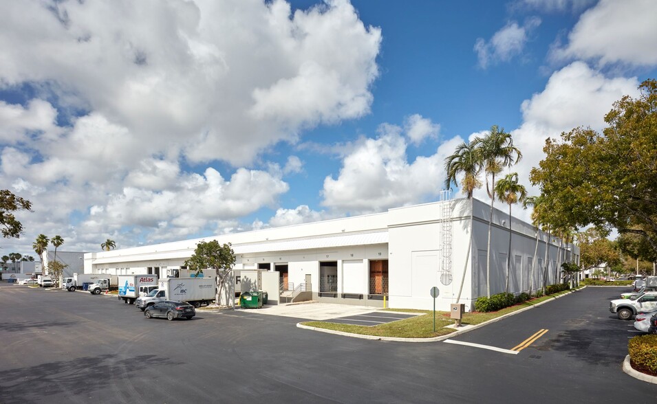 8400-8416 NW 17th St, Miami, FL à louer - Photo de l’immeuble – Image 3 sur 3