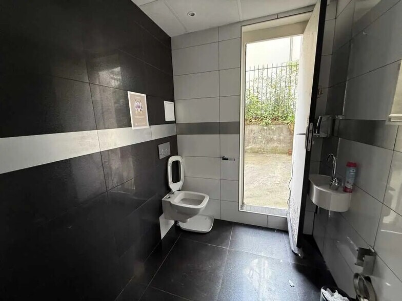 Local commercial dans Paris à louer - Photo de l’immeuble – Image 3 sur 5